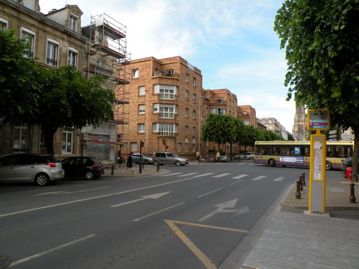  Immeuble récent en briques, rue Libergier